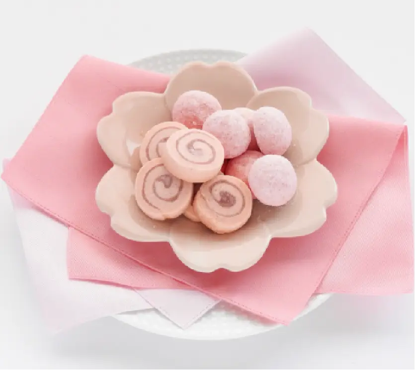 （左）さくらクッキー（右）ブールドネージュ（いちご）